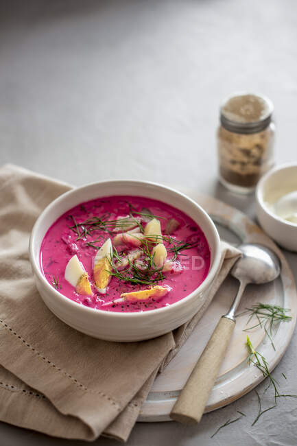 Zuppa di barbabietole refrigerate con uova, aneto e patate — Foto stock
