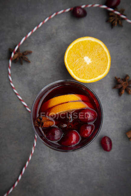 Mulled wine with cranberries, cinnamon, orange slices and star anise — Stock Photo