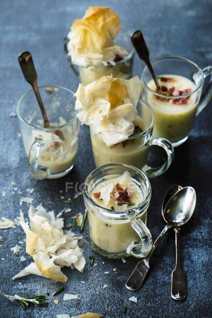 Parsnip and Apples cream soup with roasted speak — Photo de stock