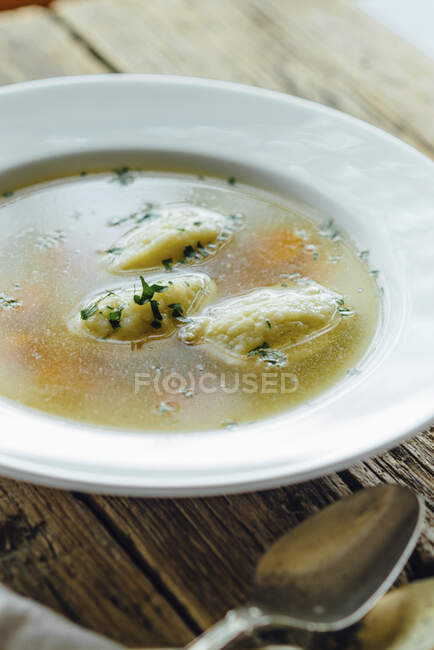 Sopa de frango tradicional com cenoura e bolinhos — Fotografia de Stock