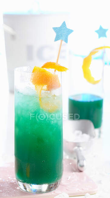 Non-alcoholic 'Blue Ocean' cocktail with passion fruit, grapefruit and curacao — Stock Photo