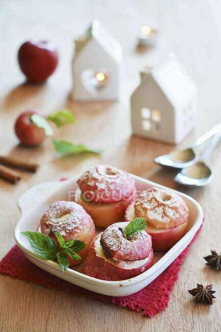 Печеные яблоки фаршированные мюсли — стоковое фото