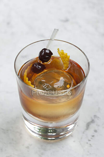 Cocktail à base de whisky avec une boule de glace — Photo de stock
