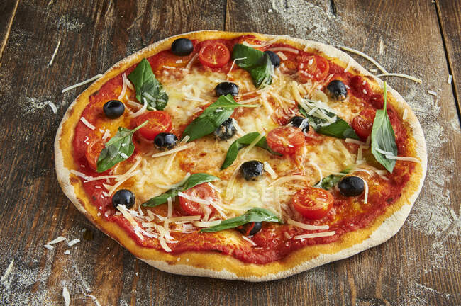 Pizza Milano em fundo de madeira closeup — Fotografia de Stock