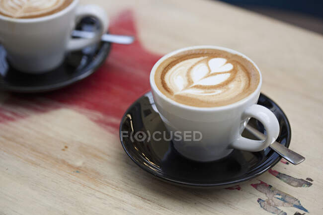 Um café branco plano em uma mesa — Fotografia de Stock