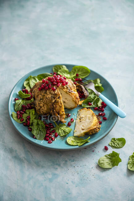Жареный котелок с тахини, чесноком, тумериком, смолой, шпинатом и гранатовым салатом — стоковое фото