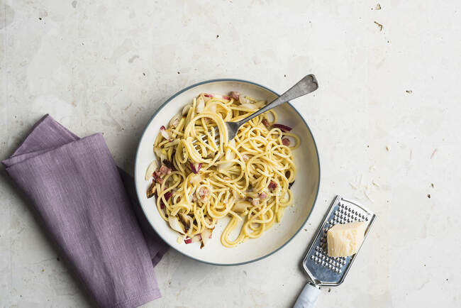 Espaguetis carbonara con parmesano - foto de stock