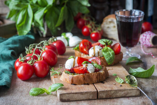 Bruschettas con mozzarella, tomates y pesto - foto de stock
