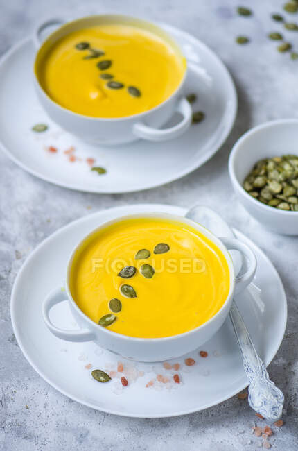 Гарбузовий крем-суп з гарбузовим насінням — стокове фото