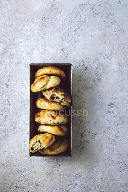 Greek handpies made of phyllo pastry, filled with feta and spinach — Stock Photo