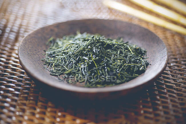 Зеленый чай на тарелке — стоковое фото