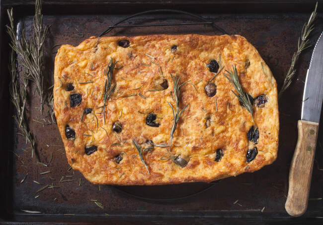 Rosemary Olive Cheddar Flatbread on Cooling Rack — Stock Photo