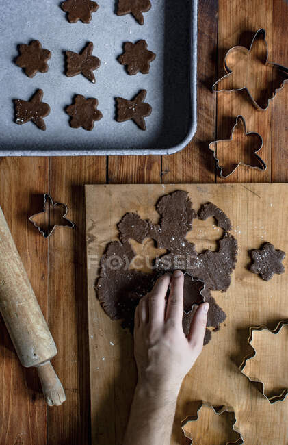 Primer plano de delicioso hacer galletas de jengibre - foto de stock