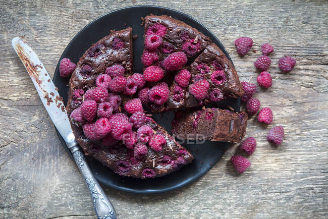 Raspberry brownies in black plate — Stock Photo