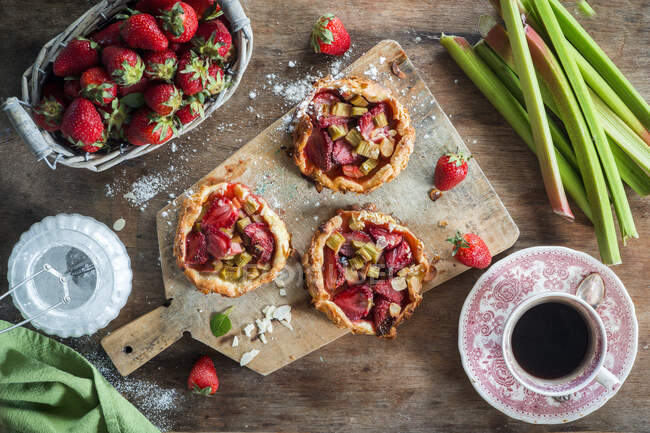 Mini-Erdbeer- und Rhabarberkuchen — Stockfoto