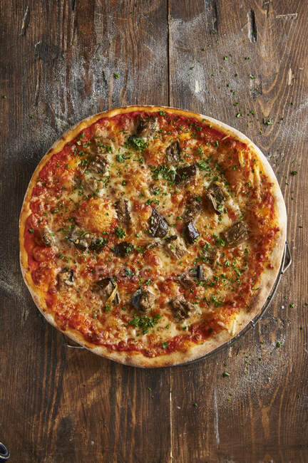 Pizza Parmigigiana con berenjenas - foto de stock