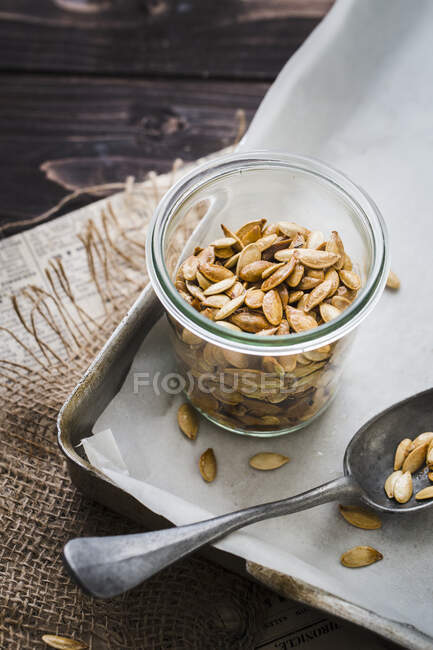 Un barattolo di semi di zucca arrosto — Foto stock