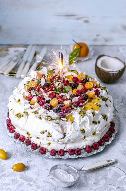 Pavlova Kuchen mit gefrorenen Beeren und Kokosnuss — Stockfoto