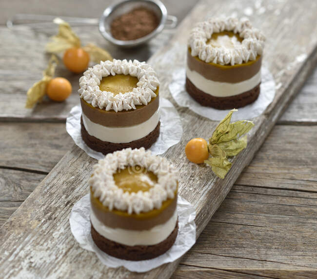 Vegan chocolate and sour cream cakes with chocolate biscuits, mango sauce and cream - foto de stock