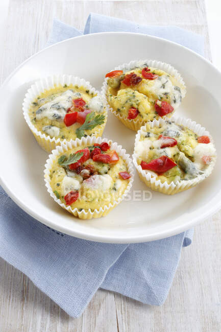 Muffins aux oeufs avec poivrons et brocoli — Photo de stock