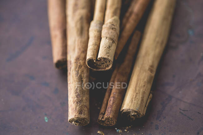 Primer plano de unos palos de madera sobre un fondo marrón - foto de stock