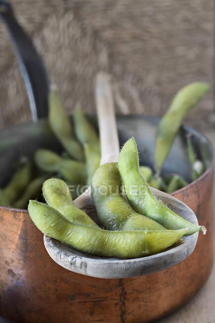 Green pepper in a bowl on a wooden background — Stock Photo