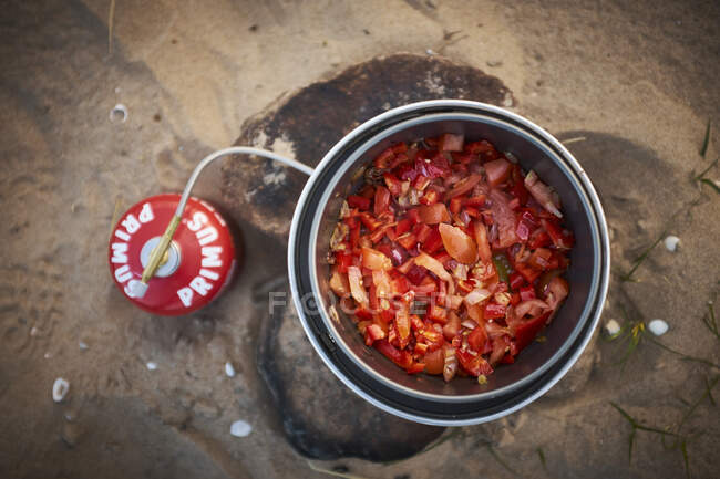 Salsa de tomate en una olla que se cocina en un quemador de gas - foto de stock