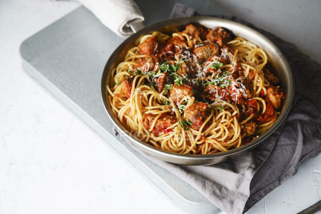 Espaguetis con albóndigas, salsa de tomate, perejil y queso - foto de stock