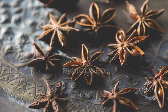 Анисовые звезды и звезда на деревянном фоне — стоковое фото