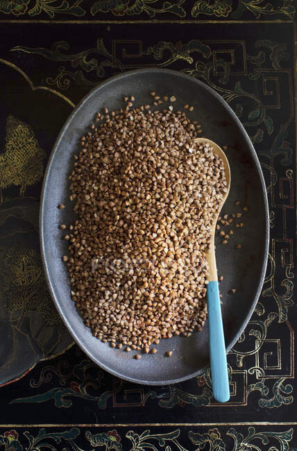 Зерно гречки в мисці — стокове фото
