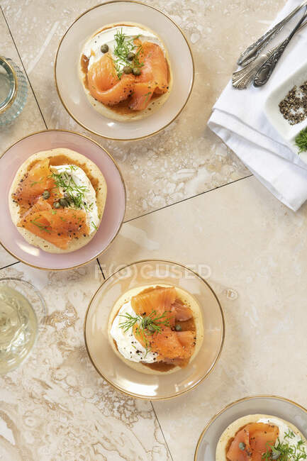 Blinis with salmon and cream cheese — Stock Photo