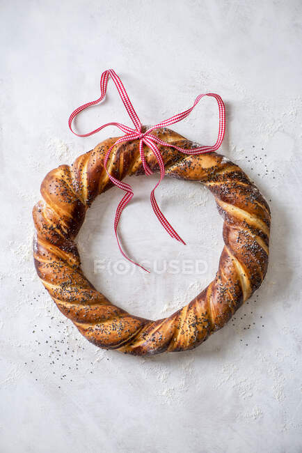 Bread wreath with poppy seeds and a bow — Stock Photo