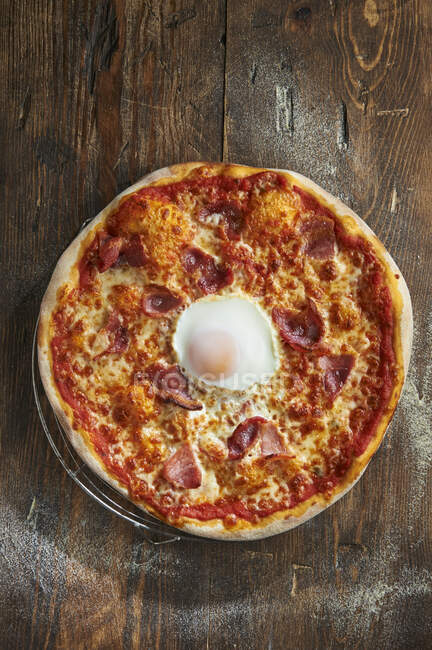Крупный план вкусной пиццы Rustica с яйцом и беконом — стоковое фото