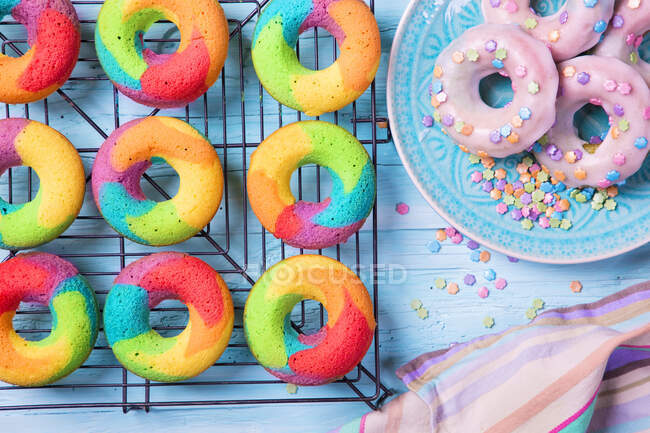 Regenbogen-Donuts mit Zuckerguss — Stockfoto