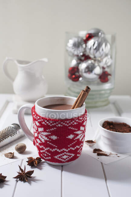 Cacao chaud avec bâtonnets de cannelle dans une tasse de vacances — Photo de stock