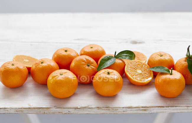 Primo piano di deliziosi mandarini su una superficie di legno bianca — Foto stock