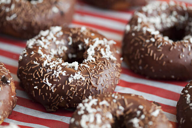 Donuts de chocolate deliciosos decorados - foto de stock