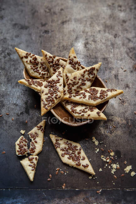Cheese crackers with flax seeds — Stock Photo