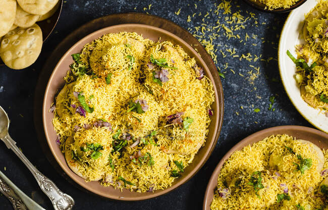Sev puri (Indian snack made form potatoes, onions and chutney) — Stock Photo