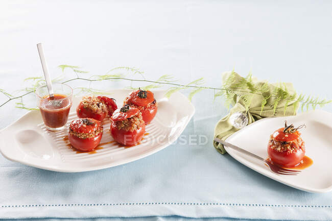 Primer plano de deliciosos tomates llenos de cuscús - foto de stock