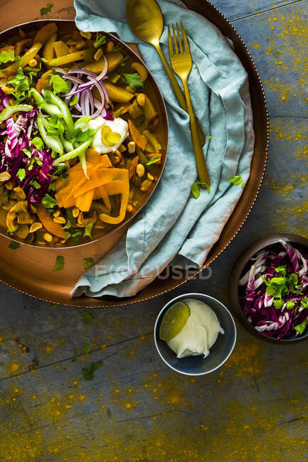 Gemüsecurry mit Erdnüssen (Indien)) — Stockfoto