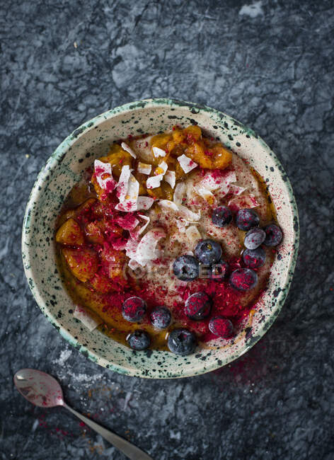 Milho com frutas, coco e xarope de bordo — Fotografia de Stock