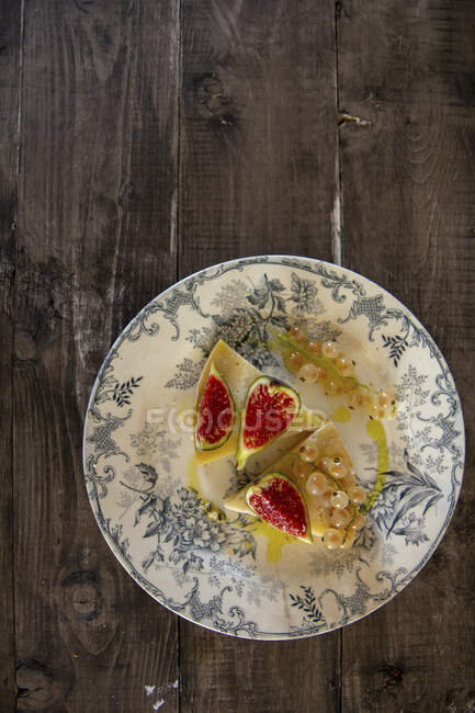 Fromage pecorino, figues, groseilles et miel — Photo de stock