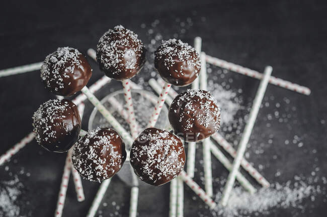 Cheesecake lollies with chocolate glaze and grated coconut — Stock Photo