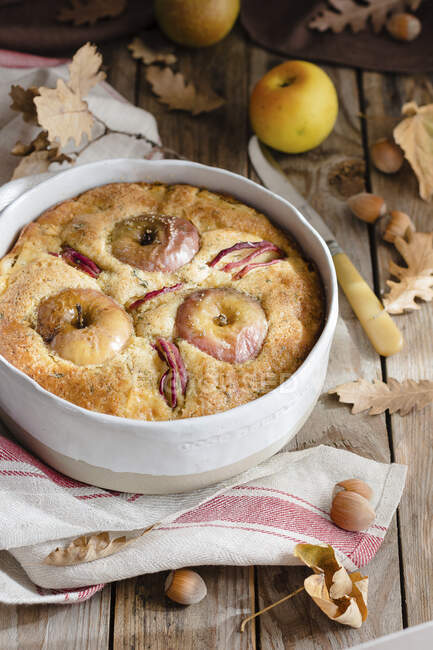 Осенний яблочный пирог — стоковое фото