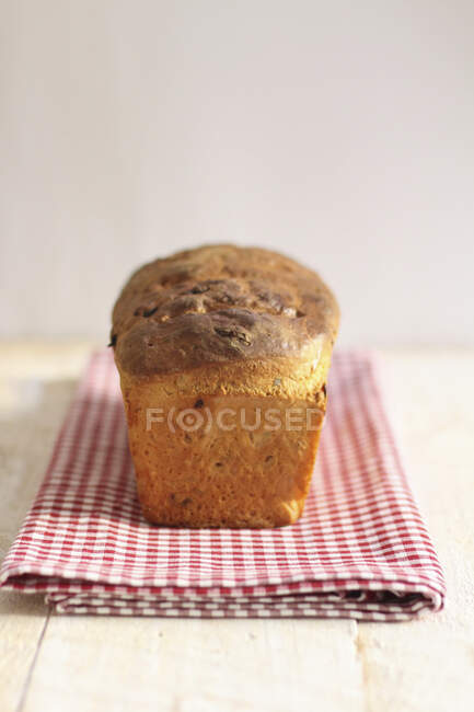 A loaf of bread on a tea towel — Photo de stock