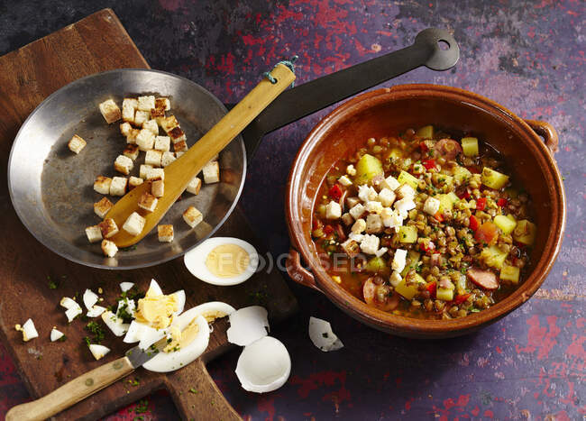 Sopa de Lentejas, zuppa di lenticchie con salsiccia, uova e crostini, Isole Canarie — Foto stock