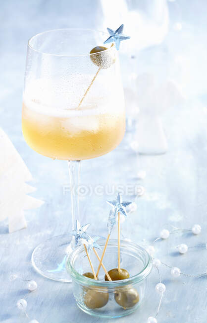 Martini Spritz with vermouth and prosecco served with olive skewers — Stock Photo