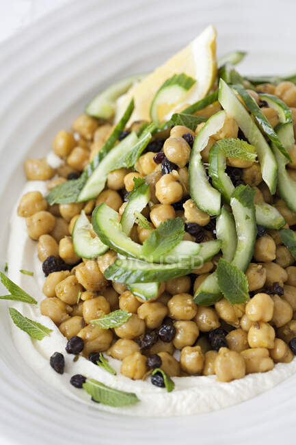 Chickpea salad topped with cucumber and mint — Stock Photo