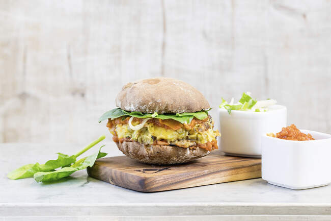Una hamburguesa vegetariana con espinacas - foto de stock